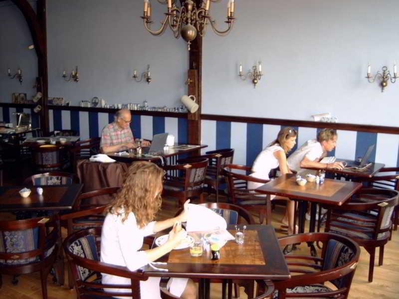 Amadeus Hotel 2*